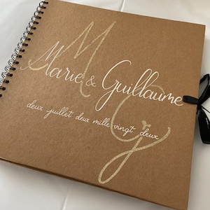 Livre d'or en kraft personnalisé avec prénoms pour mariage avec initiales embossées dorées image 4