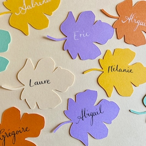 Marque place mariage feuilles en plusieurs couleurs calligraphié à la main  (Lot de 30)