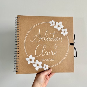 Livre d'or en kraft personnalisé avec prénoms pour mariage avec fleurs blanches
