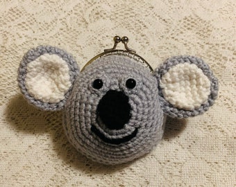 Patrón de monedero de koala a crochet. Archivo PDF digital en inglés con términos estadounidenses.