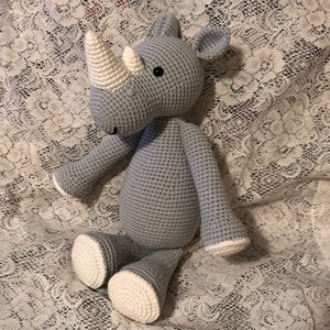 Gehäkeltes 30cm Amigurumi Nashorn Häkelmuster. Digitale pdf-Datei in englischer Sprache mit US-Begriffen.