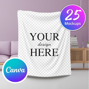 以下が含まれることがあります： 薄い紫色の壁に、木製のサイドテーブルと本の積み重ねがあり、白い毛布のモックアップが置かれています。毛布には「YOUR design HERE」というテキストが書かれています。「25 Mockups」というテキストは、紫と青の円の中に書かれています。
