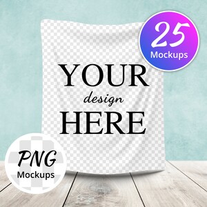 Puede incluir: Maqueta de una tela blanca con el texto "YOUR design HERE" en ella. La tela est&aacute; drapeada sobre una superficie de madera. Hay dos c&iacute;rculos en la imagen, uno con el texto "PNG Mockups" y el otro con el texto "25 Mockups".