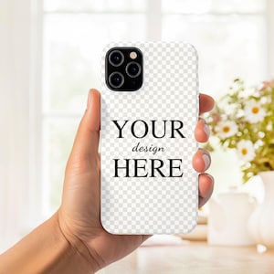 Peut inclure: Une coque de t&eacute;l&eacute;phone blanche avec un motif &agrave; carreaux transparent. La coque a un objectif d'appareil photo noir et le texte "YOUR design HERE" imprim&eacute; au dos.