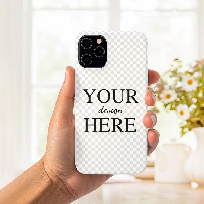 Peut inclure: Une coque de t&eacute;l&eacute;phone blanche avec un motif &agrave; carreaux transparent. La coque a un objectif d'appareil photo noir et le texte "YOUR design HERE" imprim&eacute; au dos.