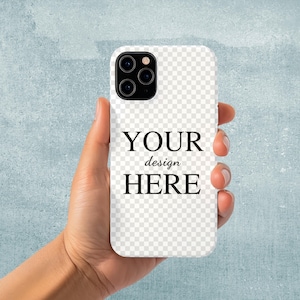 Peut inclure: Coque de t&eacute;l&eacute;phone blanche avec un dos transparent et un objectif d'appareil photo noir. Le texte "YOUR design HERE" est imprim&eacute; sur la coque.