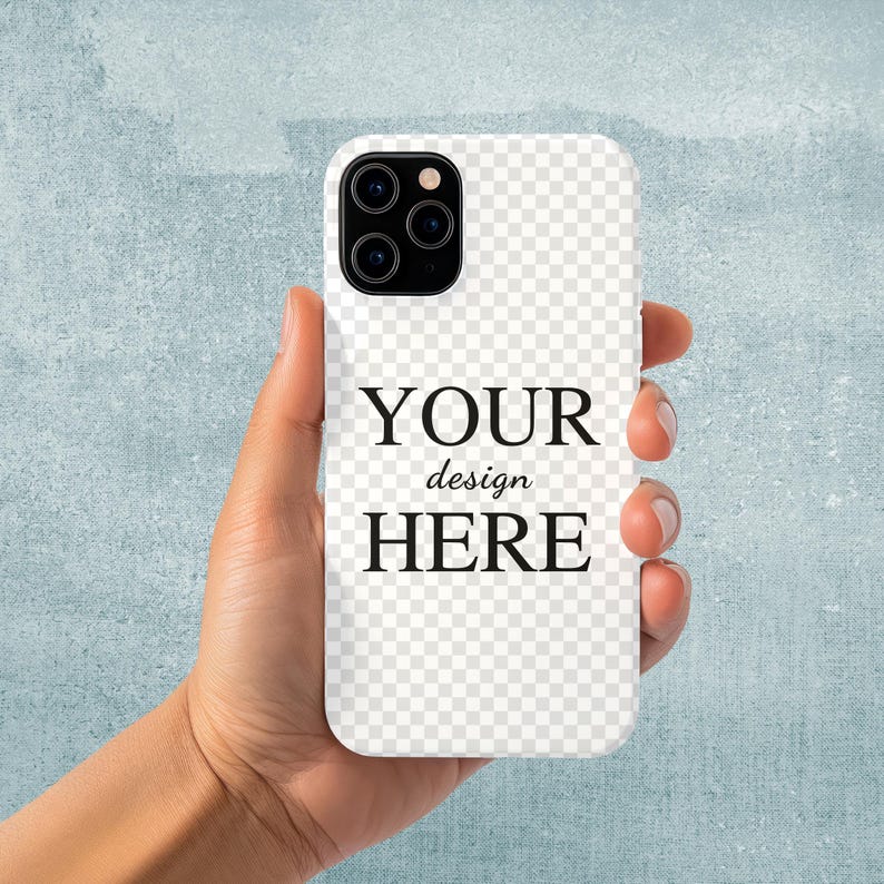 Peut inclure: Coque de t&eacute;l&eacute;phone blanche avec un dos transparent et un objectif d'appareil photo noir. Le texte "YOUR design HERE" est imprim&eacute; sur la coque.