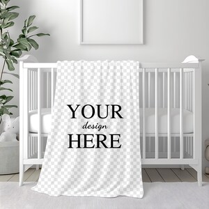 K&ouml;nnte beinhalten: Wei&szlig;e Babydecke mit kariertem Muster und dem Text "YOUR design HERE" in Schwarz.