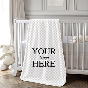 K&ouml;nnte beinhalten: Wei&szlig;e Babydecke mit einem karierten Muster und dem Text "YOUR design HERE" in Schwarz gedruckt.