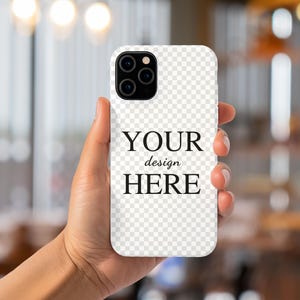 Peut inclure: Coque de t&eacute;l&eacute;phone blanche avec un dos transparent et un objectif d'appareil photo noir. Le texte "YOUR design HERE" est imprim&eacute; sur la coque.