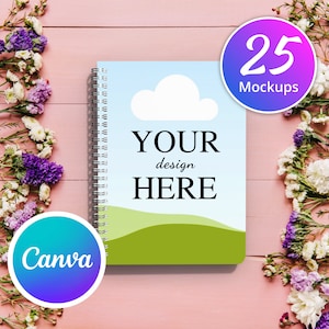 以下が含まれることがあります： 薄い青色の表紙、白い雲、緑色の丘、そして「YOUR design HERE」というテキストが書かれた、スパイラルバインディングされたノートのモックアップです。ノートはピンク色の木製の表面に置かれ、両側に白と紫の花が飾られています。画像には、「Canva」と「25 Mockups」というテキストが書かれた2つの円形のステッカーがあります。