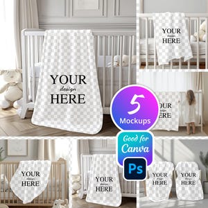 K&ouml;nnte beinhalten: F&uuml;nf Mockups einer wei&szlig;en Babydecke mit einem karierten Muster. Der Text "YOUR design HERE" ist auf jeder Decke gedruckt. Die Mockups zeigen die Decke in verschiedenen Umgebungen, darunter ein Kinderbett, ein Bett und ein Boden.