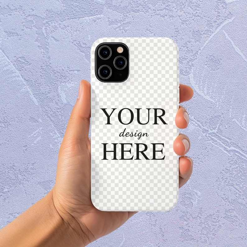 Peut inclure: Coque de t&eacute;l&eacute;phone blanche avec un dos transparent et un objectif d'appareil photo noir. La coque porte l'inscription "YOUR design HERE" imprim&eacute;e sur le devant.