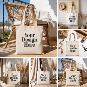 Może przedstawiać: Kremowe torby typu tote z napisem "Your Design Here" pogrubioną, czarną czcionką. Torby są prezentowane w różnych ustawieniach, w tym w pobliżu wiklinowego krzesła oraz z elementami dekoracyjnymi, takimi jak trawa pampas i kapelusz.