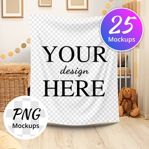 Puede incluir: Una manta blanca con el texto "YOUR design HERE" impreso en ella. La manta est&aacute; drapeada sobre una cuna de madera con un juguete de peluche sentado en el suelo junto a ella.