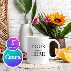 以下が含まれることがあります： 白いセラミック製のマグカップに、黒い文字で「YOUR design HERE」と書いてあります。マグカップは、籐製のコースターの上に置かれており、背景には花瓶と花があります。
