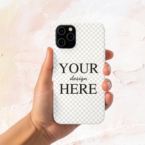 Peut inclure: Coque de t&eacute;l&eacute;phone blanche avec un dos transparent et un objectif d'appareil photo noir. Le texte "YOUR design HERE" est imprim&eacute; sur la coque.