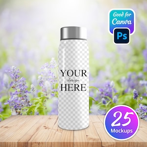 Può includere: Un mockup di una bottiglia d'acqua in acciaio inossidabile bianca con un'etichetta trasparente che dice "YOUR design HERE". La bottiglia è appoggiata su una superficie di legno con uno sfondo sfocato di fiori viola.