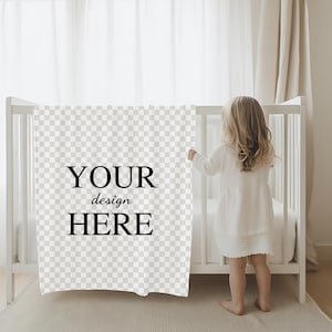 Könnte beinhalten: Ein weißes Babybett mit einer weißen Decke, auf der "YOUR design HERE" steht. Ein kleines Kind steht neben dem Bett.