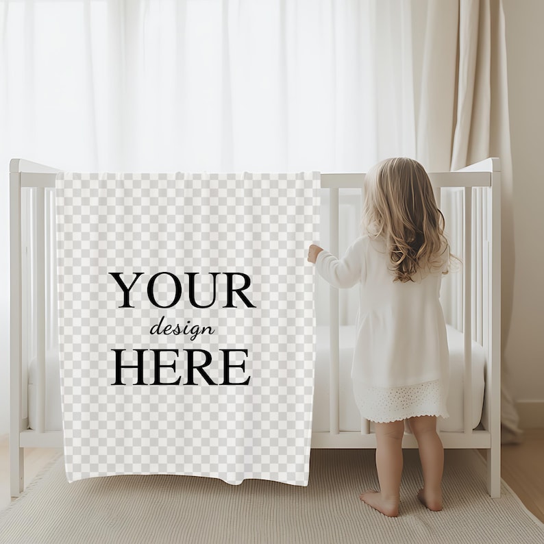 K&ouml;nnte beinhalten: Ein wei&szlig;es Babybett mit einer wei&szlig;en Decke, auf der "YOUR design HERE" steht. Ein kleines Kind steht neben dem Bett.