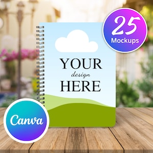 Pode incluir: Uma maquete de um caderno espiral com um design de céu azul, nuvem branca e colinas verdes. O texto "YOUR design HERE" está impresso na capa.