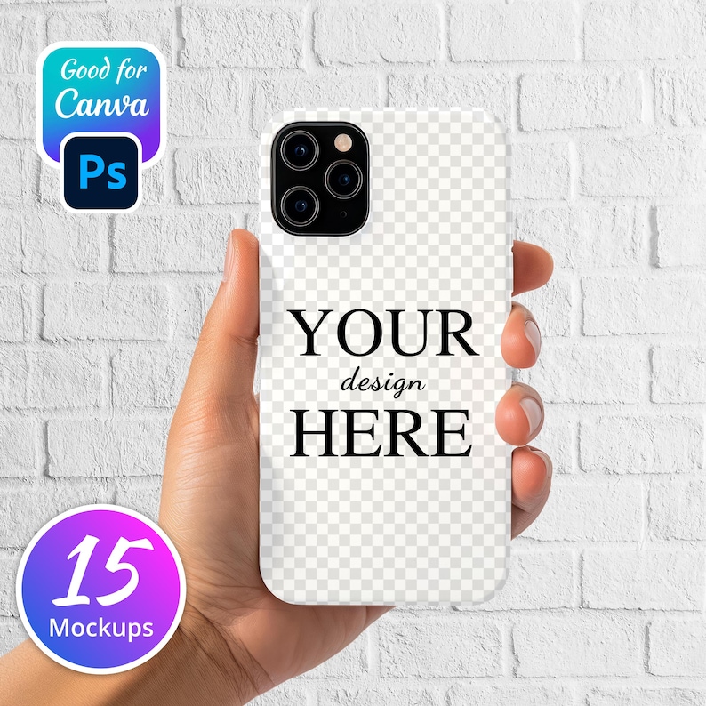 Peut inclure: Maquette de coque de t&eacute;l&eacute;phone blanche avec une zone de design transparente. Le texte "YOUR design HERE" est imprim&eacute; sur la coque. La coque est tenue par une main contre un fond de mur en briques blanches.