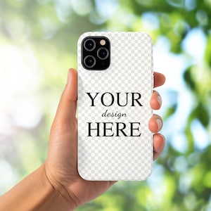 Peut inclure: Coque de t&eacute;l&eacute;phone blanche avec un dos transparent et un objectif d'appareil photo noir. Le texte "YOUR design HERE" est imprim&eacute; sur la coque.