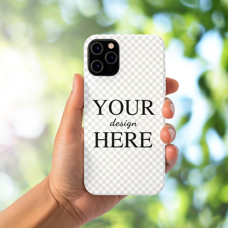 Peut inclure: Coque de t&eacute;l&eacute;phone blanche avec un dos transparent et un objectif d'appareil photo noir. Le texte "YOUR design HERE" est imprim&eacute; sur la coque.