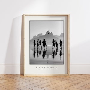 Impressão em preto e branco do Rio de Janeiro, amigos de aventura de verão brincando de Altinha no Brasil Impressão artística de parede, impressões de fotos, fotos de alta qualidade