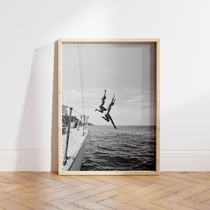 Freunde Freiheit Sprung, Segelboot Yacht Druck, Sommer Schwarzweiß Wandkunst, Vintage Druck, Ozeansprung, Fotodruck, Museumsqualitätsdruck.
