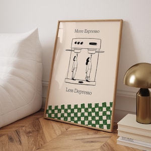 Pode incluir: Uma impressão emoldurada com uma ilustração em preto e branco de duas pessoas em pé sob uma máquina de café expresso. O texto "More Espresso Less Depresso" é impresso abaixo da ilustração. A parte inferior da impressão apresenta um padrão xadrez verde e branco.
