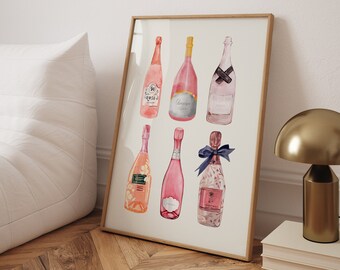 Puede incluir: Una impresión enmarcada de seis ilustraciones de acuarela de botellas de champán rosado. Las botellas están dispuestas en dos filas de tres. Las botellas son todas de diferentes formas y tamaños, y tienen diferentes etiquetas. La impresión está sobre un fondo blanco.