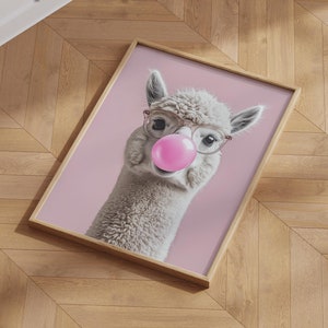 Llama Wall Art Poster | Lustiger Alpaka Druck | Rosa Bubblegum Wanddekor | Alpaka Wand Kunst | Lifestyle Druck | Lama trägt die Brille
