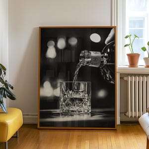 Whisky Gießen Kunstdruck | Luxus Bar Wanddekor | Schwarz und Weiß | Barwagen Druck | Cocktail Wandkunst | Vintage Barwagen Dekor