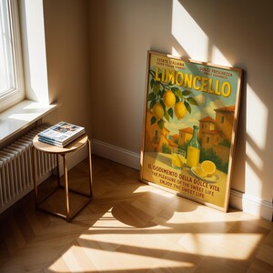 Peut inclure: Une affiche vintage encadr&eacute;e avec le mot "Limoncello", repr&eacute;sentant des citrons, une bouteille et des verres de la boisson. L'affiche est appuy&eacute;e contre un mur dans une pi&egrave;ce avec une fen&ecirc;tre et une petite table d'appoint.