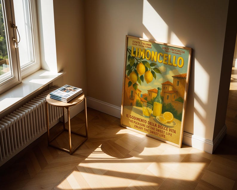 Peut inclure: Une affiche vintage encadr&eacute;e avec le mot "Limoncello", repr&eacute;sentant des citrons, une bouteille et des verres de la boisson. L'affiche est appuy&eacute;e contre un mur dans une pi&egrave;ce avec une fen&ecirc;tre et une petite table d'appoint.