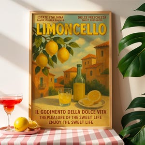 Peut inclure: Une affiche encadr&eacute;e de style vintage avec le mot "Limoncello" en grandes lettres jaunes. L'affiche pr&eacute;sente des citrons, une bouteille et un verre de limoncello, avec du texte qui dit "Estate Italiana" et "Dolce Freschezza". Un cocktail et des citrons sont sur une surface &agrave; carreaux roses et blancs.