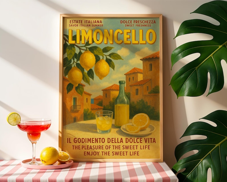 Peut inclure: Une affiche encadr&eacute;e de style vintage avec le mot "Limoncello" en grandes lettres jaunes. L'affiche pr&eacute;sente des citrons, une bouteille et un verre de limoncello, avec du texte qui dit "Estate Italiana" et "Dolce Freschezza". Un cocktail et des citrons sont sur une surface &agrave; carreaux roses et blancs.
