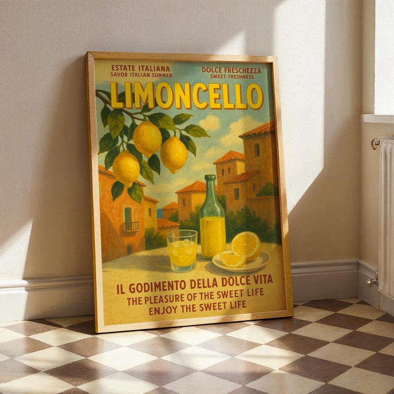 Peut inclure: Affiche vintage encadr&eacute;e pour la liqueur Limoncello. L'illustration pr&eacute;sente des citrons sur une branche, une bouteille, un verre de la boisson et des b&acirc;timents italiens. Le texte comprend "Estate Italiana", "Dolce Freschezza" et "Enjoy the Sweet Life."