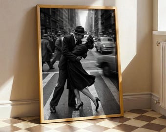 Plakat artystyczny „Timeless Kiss” – czarno-biały plakat z parą w stylu vintage, fotografia uliczna w starym Hollywood, romantyczna dekoracja ścienna w stylu retro