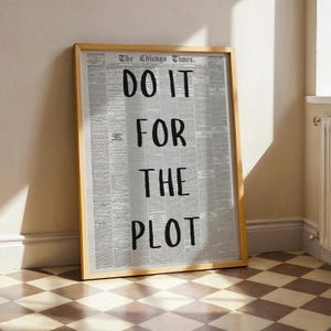 Do It for the Plot, Vintage Zeitungswandkunst, positives Zitat Wandkunst, kühne literarisches Zitat Plakat, schwarzweißes ästhetisches Dekor