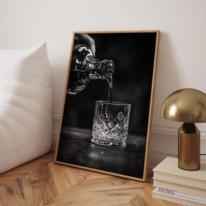 Whisky Gießen Kunstdruck | Luxus Bar Wanddekor | Schwarz und Weiß | Barwagen Druck | Cocktail Wandkunst | Vintage Bar Dekor