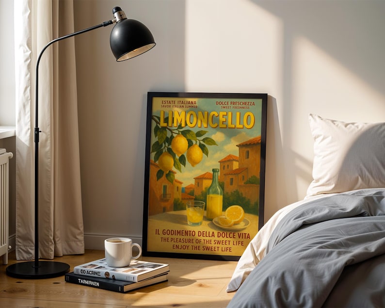 Peut inclure: Une affiche encadr&eacute;e "Limoncello" avec du texte italien, repr&eacute;sentant des citrons, une bouteille et un verre de la boisson. Un lampadaire noir et une tasse blanche sur des livres sont au premier plan.