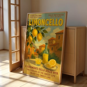 Peut inclure: Une affiche encadr&eacute;e de style vintage faisant la publicit&eacute; du Limoncello, avec des citrons, une bouteille et un verre de la boisson. L'affiche contient du texte italien et se d&eacute;roule dans une ville italienne ensoleill&eacute;e. L'affiche est appuy&eacute;e contre un meuble en bois.