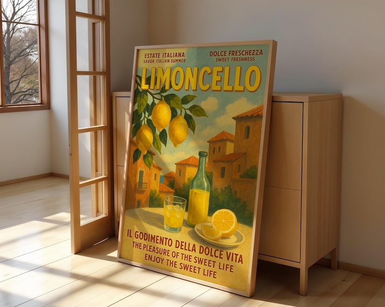 Peut inclure: Une affiche encadr&eacute;e de style vintage faisant la publicit&eacute; du Limoncello, avec des citrons, une bouteille et un verre de la boisson. L'affiche contient du texte italien et se d&eacute;roule dans une ville italienne ensoleill&eacute;e. L'affiche est appuy&eacute;e contre un meuble en bois.