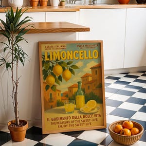 Peut inclure: A framed vintage poster for Limoncello, with lemons, a bottle, and a glass of the drink. The poster is in a kitchen with a checkered floor, a potted plant, and a basket of oranges. The poster's text includes "Estate Italiana".