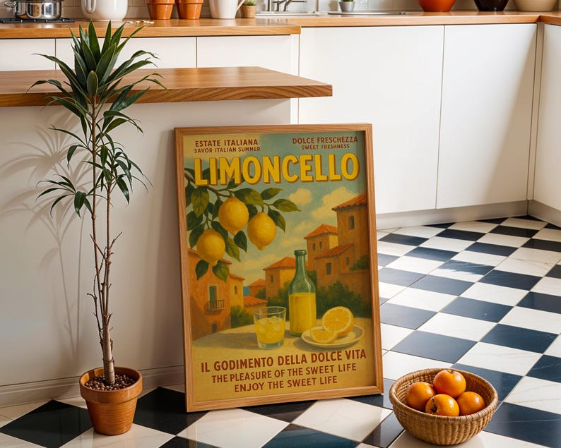 Peut inclure: A framed vintage poster for Limoncello, with lemons, a bottle, and a glass of the drink. The poster is in a kitchen with a checkered floor, a potted plant, and a basket of oranges. The poster's text includes "Estate Italiana".