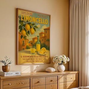 Peut inclure: Une affiche encadr&eacute;e de style vintage avec le mot "Limoncello". L'affiche pr&eacute;sente des citrons, une bouteille, un verre de la boisson et des b&acirc;timents italiens. Le texte indique "Estate Italiana, Savor Italian Summer, Dolce Freschezza, Sweet Freshness."
