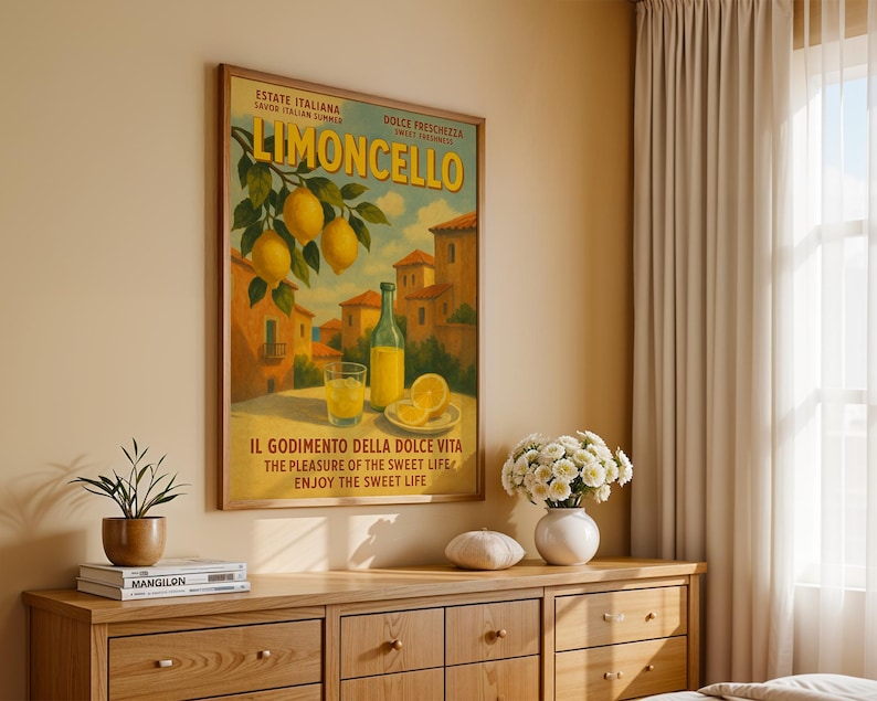 Peut inclure: Une affiche encadr&eacute;e de style vintage avec le mot "Limoncello". L'affiche pr&eacute;sente des citrons, une bouteille, un verre de la boisson et des b&acirc;timents italiens. Le texte indique "Estate Italiana, Savor Italian Summer, Dolce Freschezza, Sweet Freshness."