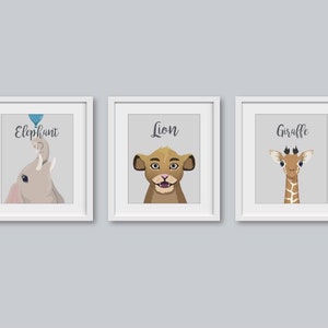 Puede incluir: Tres impresiones enmarcadas con ilustraciones de un elefante, un león y una jirafa. El elefante sostiene un globo azul. El león tiene una melena marrón claro. La jirafa tiene un cuello largo y manchas marrones. Las impresiones tienen las palabras "Elephant", "Lion" y "Giraffe" escritas en ellas.